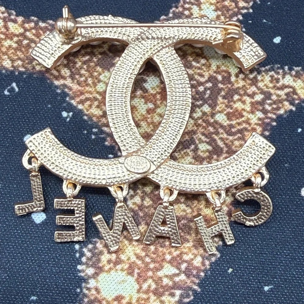 Elegant Gold and Pearl Brooch